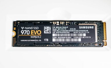 Yeni hızlı Samsung 970 EVO NVMe M2 1tb disk sürücüsünün yakın görüntüsü