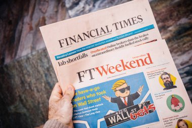 POV erkek, Financial Times FT hafta sonu gazetesinde Wall Street bahislerinin Reddit forumunda satıldığını okuyor.