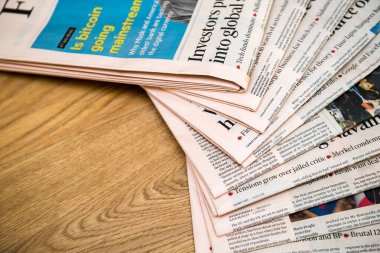 Paris, Fransa - 13 Şubat 2021: Financial Times gazetesi yığını