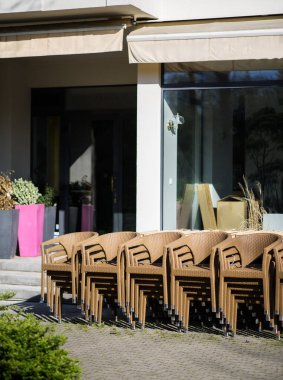 Coronavirus Covid-19 salgını sırasında Fransız şehrindeki kapalı bar terası boş.