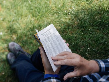 PARIS, Fransa - 3 Mayıs 2020: Zengin baba, Robert Kiyosaki ve Sharon Lechter 'ın yazdığı kitabı okuyan meraklı son sınıf öğrencisinin genel bakış açısı