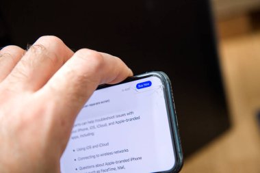 Elindeki yeni Apple Bilgisayarları iPhone 12 Pro kırılmış ekran - Apple Care Plus bilgileri Buy Now düğmesi etkinleştirildi