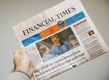 POV erkek el ele tutuşması Financial Times gazetesinde Navalny hakkında üç buçuk yıl hapis cezası verildi
