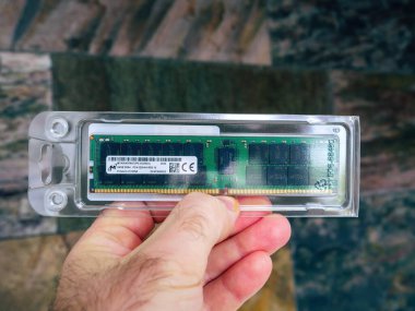 POV erkek eli, sunucu için 64gb DDDR4-3200 mhz hız rdimm ile Micron tarafından üretilen plastik kutuda yeni Bilgisayar RAM Rastgele Erişim Belleği sunucu için izole edilmiş taş zemin