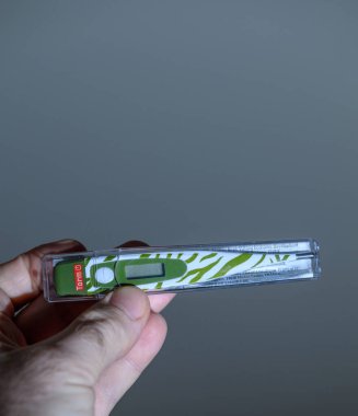 POV erkek el ele tutuşması Storm marka logotipideki çocuklar için yeni dijital termometreye bakıyor