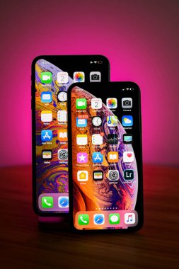 OLED dijital retina ekranında tüm ev uygulamaları olan iki yeni Apple Bilgisayarlı iPhone 113 profesyonel - canlı fuşya arkaplan