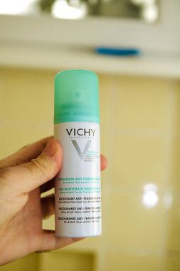 Kişisel bakış açısı, erkek, elinde Vichy deodorant antikozu olan bir şişe tutuyor.