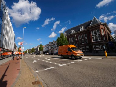 Dutch Post 'un Hollanda caddesindeki yeni IVECO minibüsü.
