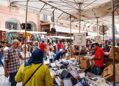 Grande Braderie - sokak fuarı yıllık satış etkinliği - sırasında Strasbourg caddesinde yürüyen büyük bir kalabalık - giysiler ve çeşitli nesneler indirimde