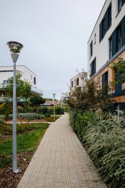 Modern konutların arka tarafında çok sayıda yeni apartman binaları olan bir yerleşim alanı var.