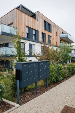 Modern konut binalarının ana girişinde çok sayıda posta kutusu var.