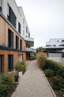 Bir yerleşim bölgesindeki modern evlerin ana girişi.