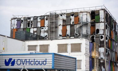 Strasbourg Fransa 'daki Fransız bulut hizmetleri firması OVH Cloud' da çıkan yangınlar üzerine milyonlarca web sitesi çevrimdışı