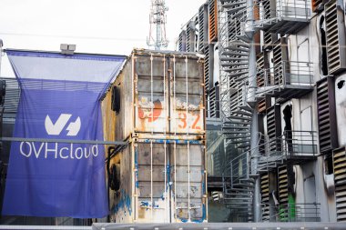 Strasbourg Fransa 'daki Fransız bulut hizmetleri firması OVH Cloud' da çıkan yangınlar üzerine milyonlarca web sitesi çevrimdışı