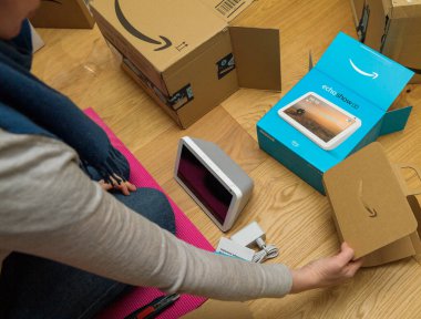 Amazon boks yapmayan genç bir kadının genel bakış açısı Alexa akıllı konuşmacı