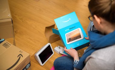 Amazon boks yapmayan genç bir kadının genel bakış açısı Alexa akıllı konuşmacı