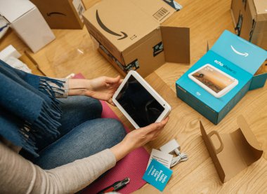 Amazon boks yapmayan genç bir kadının genel bakış açısı Alexa akıllı konuşmacı