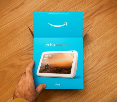 Amazon Echo Show 'un yeni ukala hoparlörleri entegre olmuş Alexa ile Amazon Echo serinin bir parçası.
