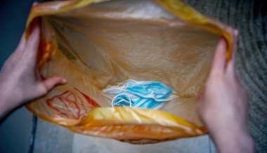 Atık için plastik geri dönüştürülmüş poşet ve birden fazla kullanılmış eski solunum cerrahisi.