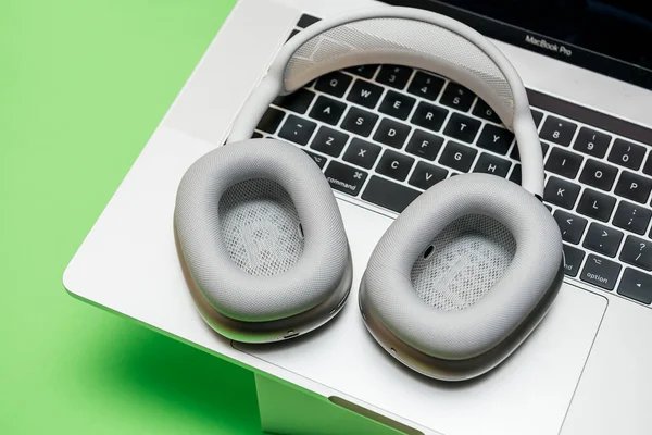 AirPods Max wireless Bluetooth over-ear headphones on MacBook Pro — Stock Photo, Image