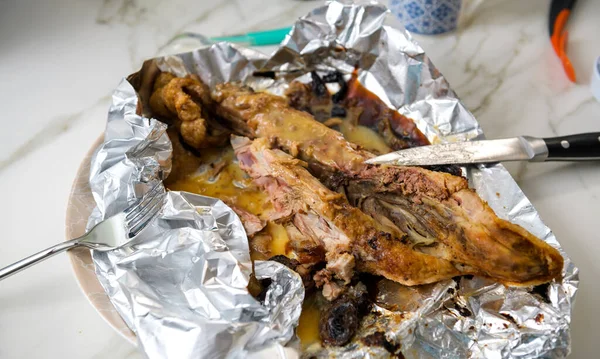 Table with rest leftovers of a duck after dinner — Stock Photo, Image