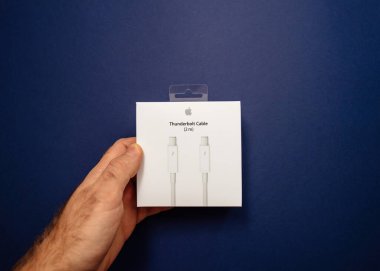 Apple Bilgisayarları tarafından üretilen ve mavi arka planda izole edilmiş Thunderbolt Kablo 2 metre karton kutu.