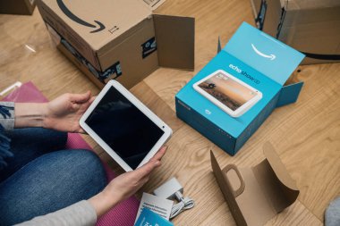 Amazon boks yapmayan genç bir kadının genel bakış açısı Alexa akıllı konuşmacı
