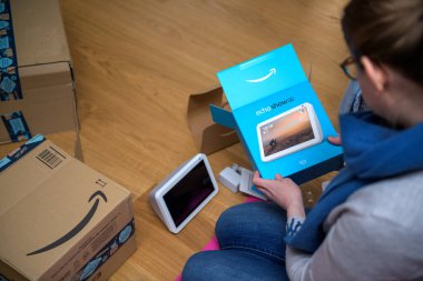 Amazon boks yapmayan genç bir kadının genel bakış açısı Alexa akıllı konuşmacı