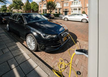 Yeni Audi elektrikli siyah arabalı Hollanda caddesi manzarası