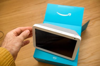 Amazon Echo Show 'un yeni ukala hoparlörleri entegre olmuş Alexa ile Amazon Echo serinin bir parçası.