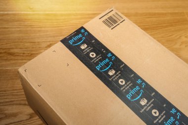 30 yıl önce Jeff Bezos tarafından kurulan Amazon Prime karton koli bandına yakın plan.