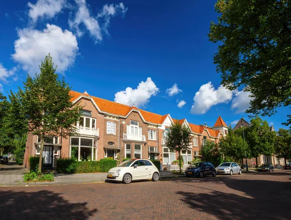 Carino strada di Haarlem con residenziale appartamento villette a schiera — Foto Stock