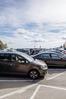 Alman Kara Ormanı 'nda Mummelsee 1036 metre önünde bir sürü arabayla dolu bir park yeri.