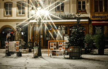 COVID-19 nedeniyle kapalı olan parlayan ışık yıldız filtre efekti