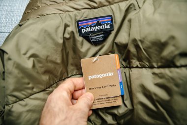 Patagonya modeli tarafından üretilen yeni parka yorganın POV erkek el yazısı
