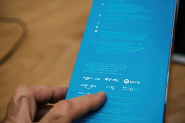 Ring, Hue, Spotify, Prime Video, Apple Music на Amazon Alexa — стоковое фото