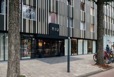Merkez Haarlem 'de Niu' nun yeni otelinin ana girişi. Dışarıda konuşan iki kadın var.