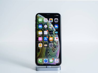 En son Apple Bilgisayarları 'nda izole edilmiş. Smartphone XS MAX telefonunda tüm ana ekran uygulamaları yükleniyor.
