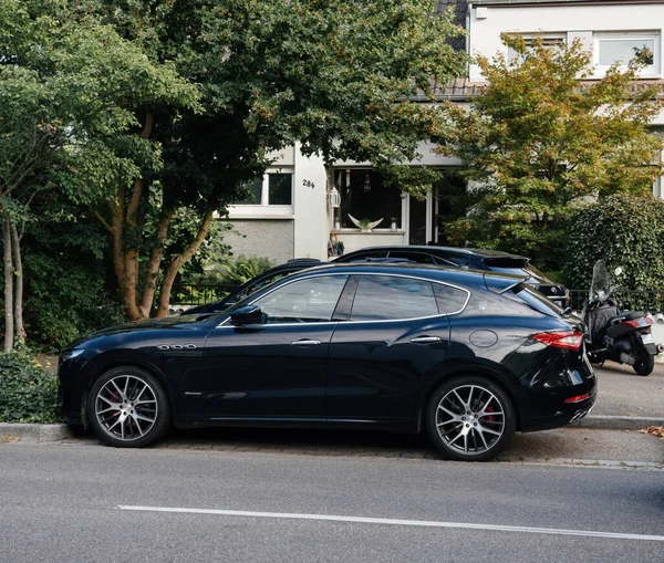 Widok z boku nowy czarny Maserati Levante SUV średniej wielkości luksusowy crossover SUV — Zdjęcie stockowe