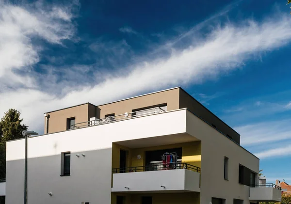 Nuevo edificio de apartamentos con cielo azul claro en la ciudad francesa de Estrasburgo —  Fotos de Stock