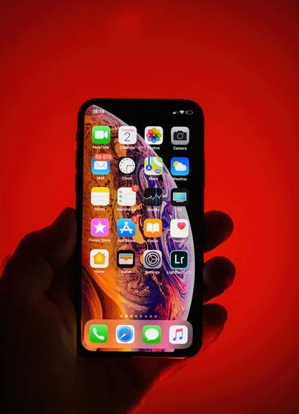 Apple Bilgisayarları çoklu kameralı akıllı telefon uzmanı — Stok fotoğraf