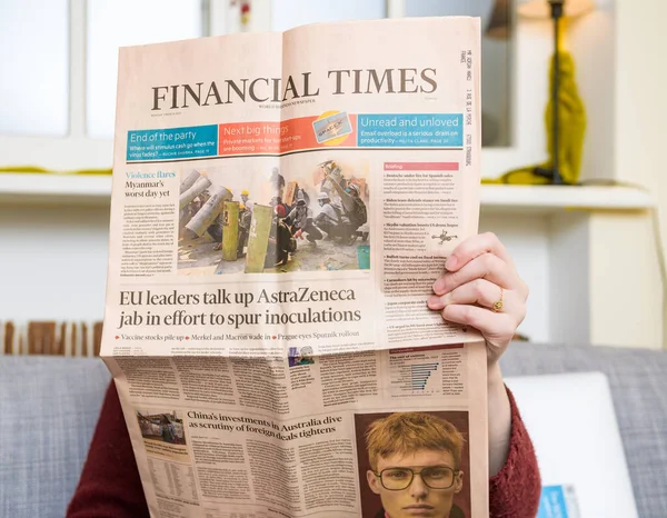 Woman reading in living room next to her cat the latest Financial Times — Stock Photo, Image