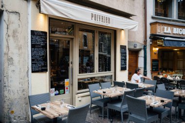 Annecy 'nin merkezinde müşterisi olmayan bir restoranın boş masaları.
