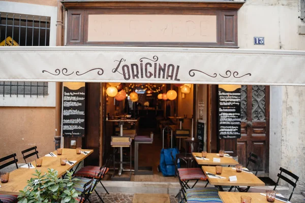Empty tables of LOriginal restaurant in central Annecy — Stock Photo, Image