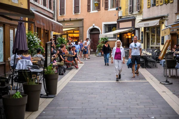 Pessoas pedestres silhuetas andando no centro comercial restaurantes café rua — Fotografia de Stock