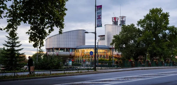 Edificio del Tribunal Europeo de Derechos Humanos en Estrasburgo con silueta de hombre mayor — Foto de Stock