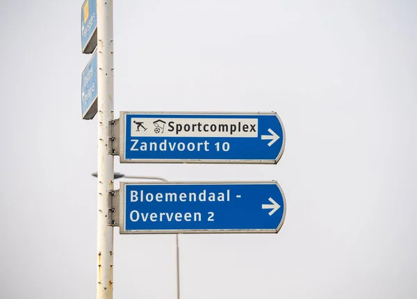 Segnaletica stradale con Bloemendaal, Overveen, Zandvort 10 direzioni — Foto Stock