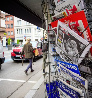 Basın büfesinde gazete. Edinburgh Dükü Prens Philip 'e saygılarını sunuyor.