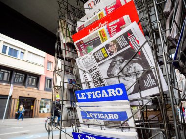 Basın büfesinde gazete. Edinburgh Dükü Prens Philip 'e saygılarını sunuyor.