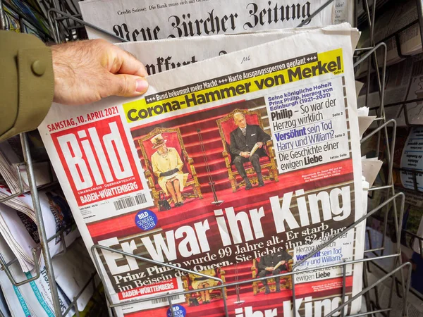 Periódico en el quiosco de prensa con portada rindiendo homenaje al príncipe Felipe, duque de Edimburgo — Foto de Stock